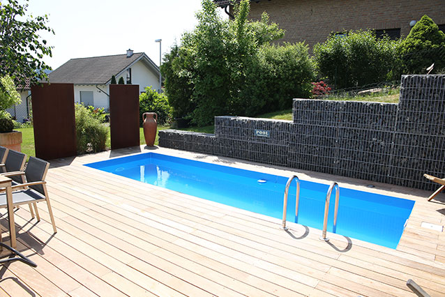 Bepflanzung Holzterrasse Pool Gartenarchitekt